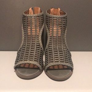 REPORT GRAY CAGED SANDAL
